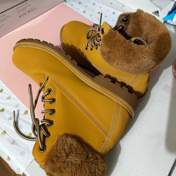 Charlotte Russe Women's Size 7 Chukka Boots Tan Fur Ankle Lace New - Picture 1 of 6